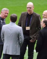  曼联球迷倒戈抗议管理层，要求格雷泽家族出售股权  