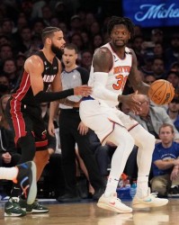  巴特勒关键球热火险胜尼克斯  