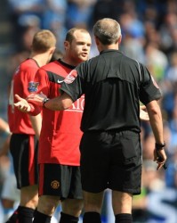  曼城铁卫头槌制胜，连续十场零封创英超新纪录  