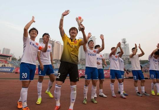 22, 特鲁瓦保级成功球迷狂欢庆祝整夜  