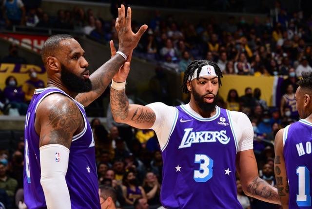  詹姆斯总得分超越贾巴尔，湖人主场举行庆典  